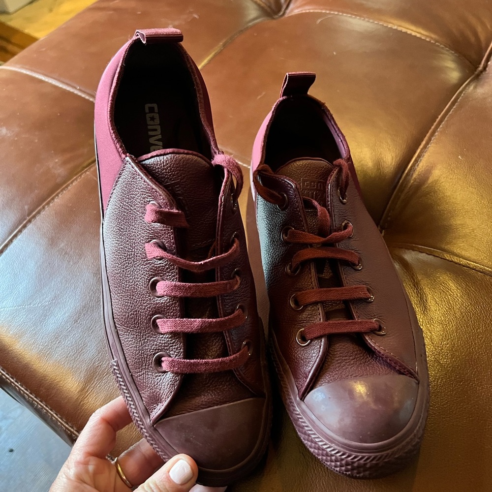Converse - Sz 8 - maroon leather